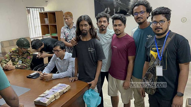 রাস্তার ধারে টাকাভর্তি ব্যাগ, গুনে মিলল ১৭ লাখ ৯২ হাজার