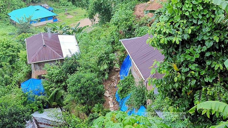 রাঙামাটিতে বিভিন্ন স্থানে পাহাড় ধস, ঝুঁকিতে অনেকে