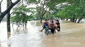 সড়ক তলিয়ে যাওয়ায় সাজেকে আটকা তিন শতাধিক পর্যটক