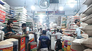 উত্তাপ বেড়েছে চালের বাজারে, কাঁচামরিচ ৩০০ টাকা