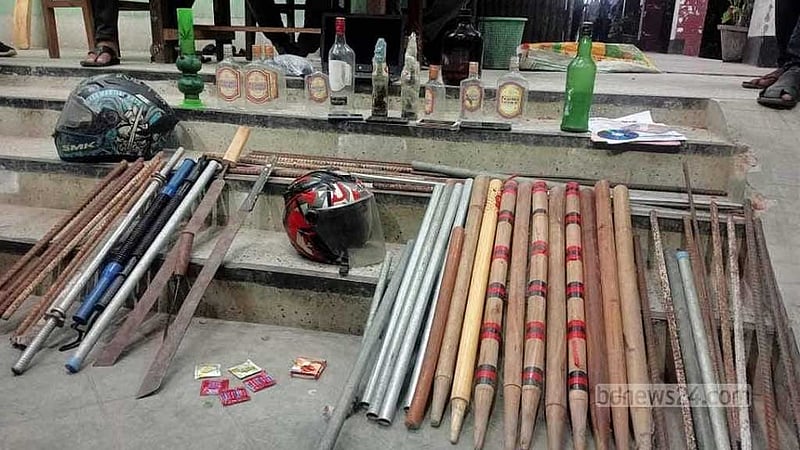 রাবির ২ হলে ছাত্রলীগ নেতাকর্মীদের কক্ষে অভিযান, মিলল অস্ত্র-মাদক