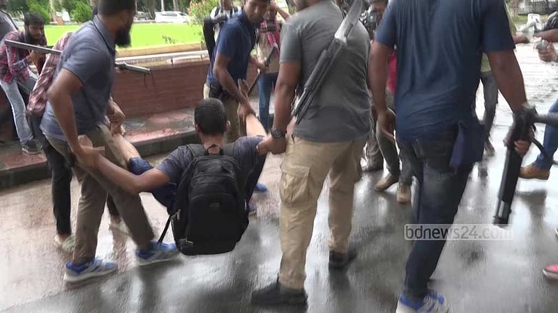 রাজশাহীতে মৌন মিছিল থেকে শিক্ষার্থীদের তুলে নেওয়ার চেষ্টা