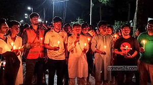কলকাতায় চিকিৎসককে ধর্ষণ-খুন, প্রতিবাদে রাবিতে মোমবাতি প্রজ্বালন