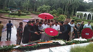 প্রয়াণ দিবসে ফুলেল শ্রদ্ধায় জাতীয় কবিকে স্মরণ