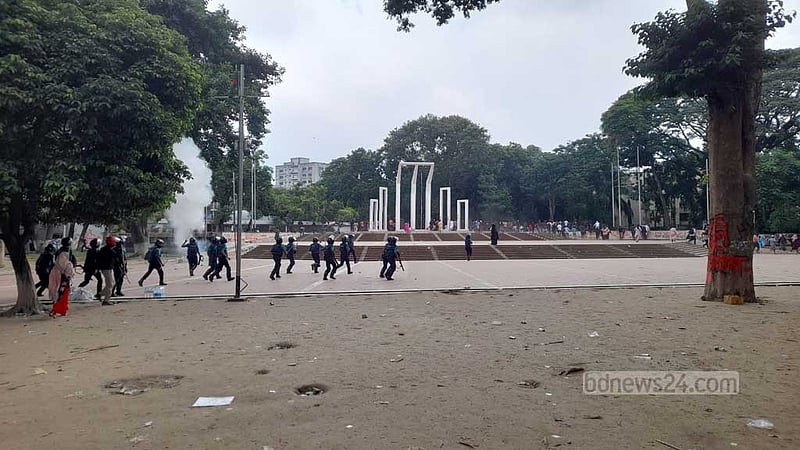 শহীদ মিনারে আন্দোলনকারীরা ছত্রভঙ্গ