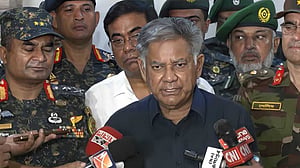 অবৈধ অস্ত্র জমা না দিলে দুটি করে মামলা: উপদেষ্টা