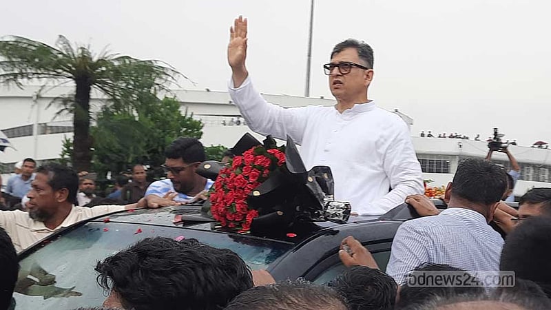 ৯ বছর পর দেশে ফিরেছেন বিএনপি নেতা সালাহ উদ্দিন