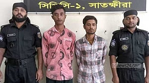 সাতক্ষীরা থানা থেকে লুট হওয়া অস্ত্র-গুলিসহ ২ যুবক আটক