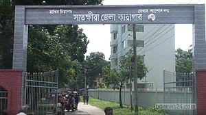 সাতক্ষীরা জেলা কারাগারে ‘আত্মসমর্পণ’ করছেন পালিয়ে যাওয়া বন্দীরা