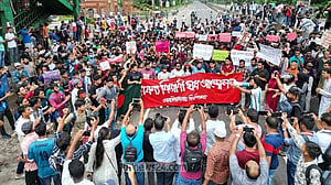 ঢাকা-আরিচা মহাসড়ক অবরোধ করে শিক্ষার্থীদের বিক্ষোভ