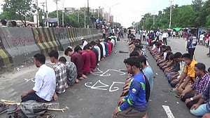 সাভারে বিভিন্ন স্থানে আগুন, নিহত যুবক