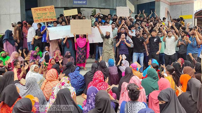 ধামরাইয়ে বেতন বাড়ানোসহ ২২ দাবিতে ওষুধ কারখানা শ্রমিকদের বিক্ষোভ