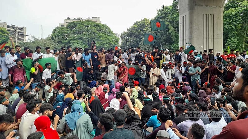 সুপ্রিম কোর্ট থেকে সরে শিক্ষা চত্বরে আন্দোলনকারীরা