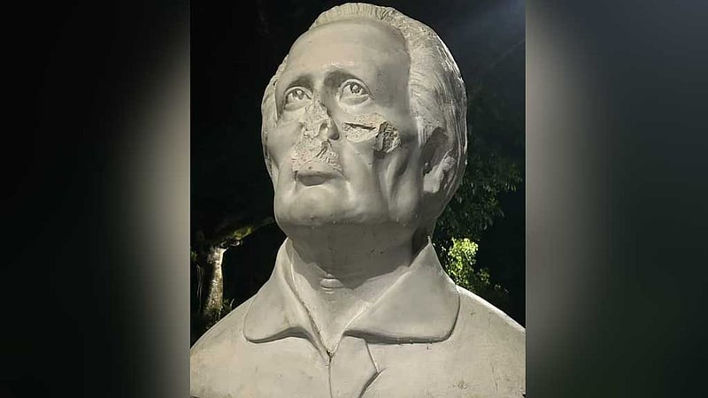 বিক্ষত ভাস্কর্য বলছে যে কথা