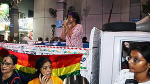 কলকাতায় নারীদের ‘রাত দখল’ কর্মসূচি চলাকালে হাসপাতালে হামলা