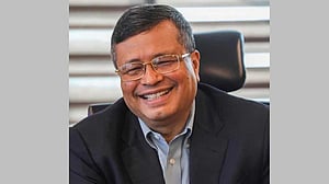 আইএফআইসি ব্যাংকের উপদেষ্টা শাহ আলম সারওয়ারকে সরাল কেন্দ্রীয় ব্যাংক