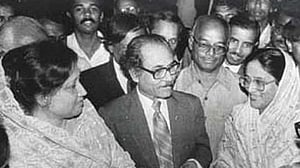 ‘জাদুঘরে পাঠানো’ অন্তর্বর্তী সরকারই হাল ধরছে