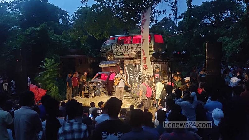 হঠাৎ আড্ডা-গানে মুখর ‘ছবির হাট’, গাইলেন র‍্যাপার হান্নানও