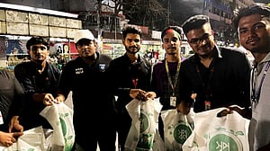 ট্রাফিক নিয়ন্ত্রণকারী শিক্ষার্থীদের ফুল দিল স্বপ্ন