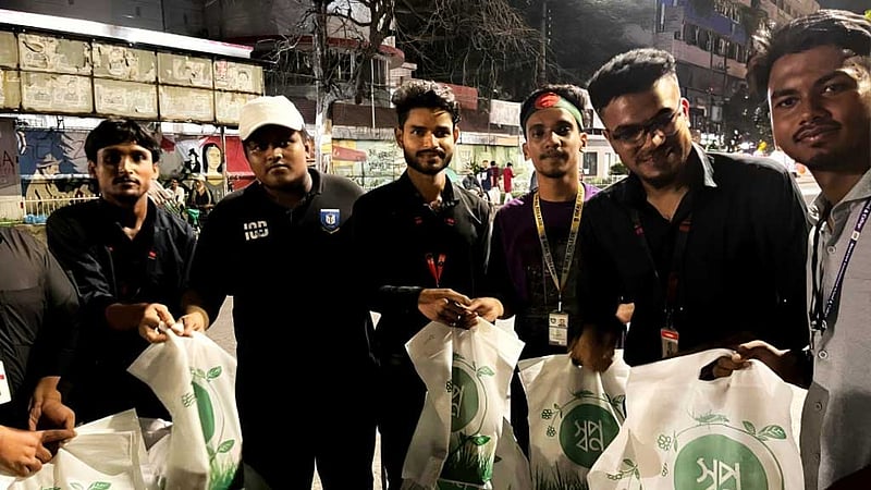ট্রাফিক নিয়ন্ত্রণকারী শিক্ষার্থীদের ফুল দিল স্বপ্ন