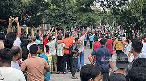 শেখ হাসিনার পতনে ঢাকার পথে পথে উল্লাস