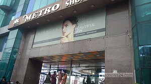 আতঙ্ক কাটিয়ে ঢাকায় খুলছে দোকানপাট