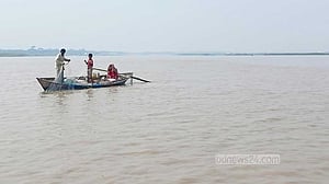 মেঘনায় ট্রলারডুবি: আরও ২ জনের লাশ উদ্ধার, খোঁজ মেলেনি বরের