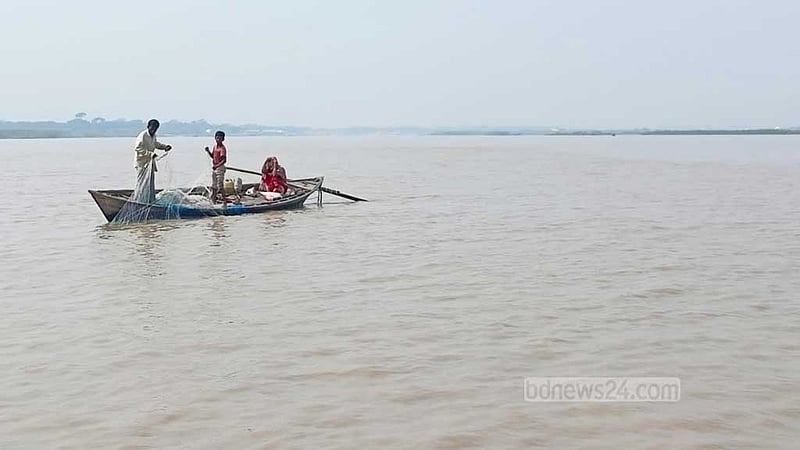মেঘনায় ট্রলারডুবি: আরও ২ জনের লাশ উদ্ধার, খোঁজ মেলেনি বরের