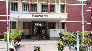 সিরাজগঞ্জে বিদ্যালয়ের ছাদ থেকে পড়ে শিক্ষার্থী নিহত