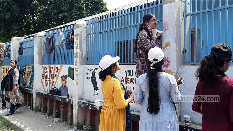 রং-তুলির ছোঁয়ায় আন্দোলনের ইতিহাস তুলে ধরছেন শিক্ষার্থীরা