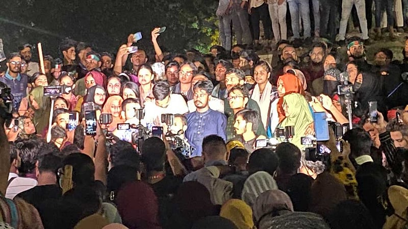 শিক্ষার্থীদের উপর হামলাকারী আনসারদের ২৪ ঘণ্টার মধ্যে গ্রেপ্তার দাবি