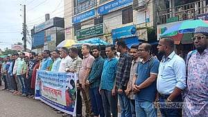 সুনামগঞ্জে সাংবাদিকদের ওপর হামলার প্রতিবাদে মানববন্ধন