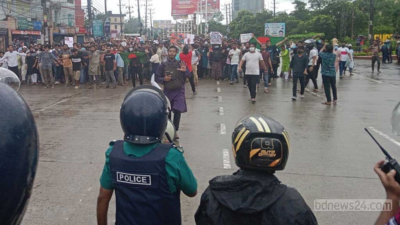 সিলেটে শিক্ষার্থী-পুলিশ দফায় দফায় সংঘর্ষ, আহত শতাধিক