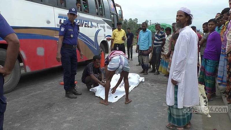 বাসের ধাক্কায় বাইক থেকে পড়ে ট্রাকচাপায় মৃত্যু
