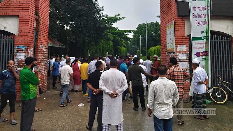 মাওলানা ভাসানী বিশ্ববিদ্যালয়ের ফটক ভেঙে ঢুকলেন শিক্ষার্থীরা