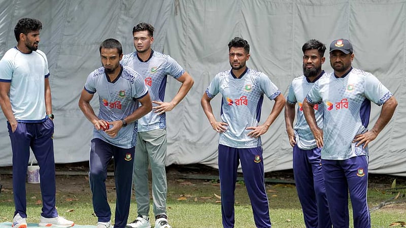 শুক্রবার পাকিস্তান যাচ্ছেন মুশফিক-মুমিনুলরা