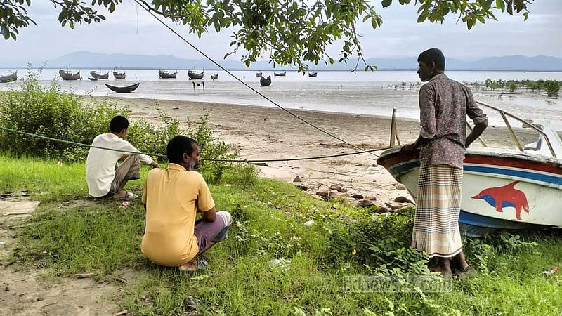 নাফ নদী থেকে অজ্ঞাত ২ জনের মরদেহ উদ্ধার