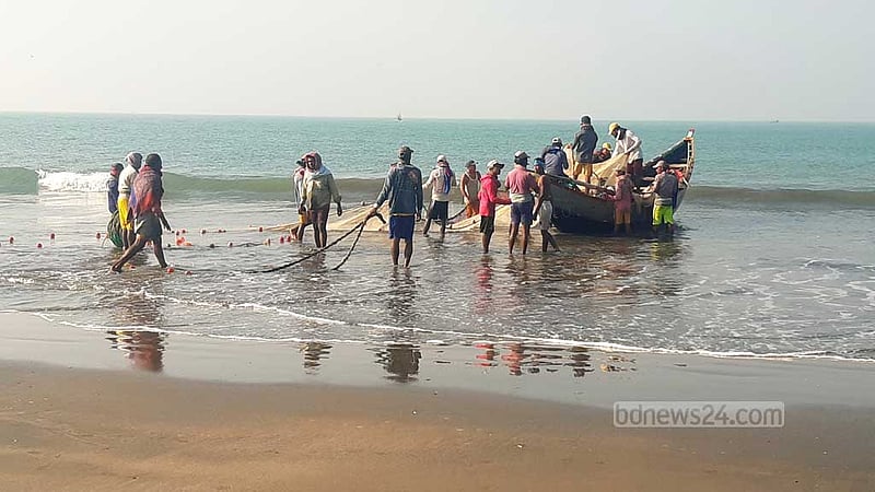 টেকনাফ উপকূলে নৌকা ডুবি, নিখোঁজ জেলে