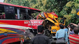 ঠাকুরগাঁওয়ে বাস-তেলবাহী ট্যাংকারের সংঘর্ষে নিহত ২