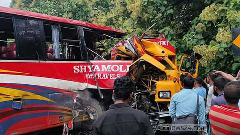 ঠাকুরগাঁওয়ে বাস-তেলবাহী ট্যাংকারের সংঘর্ষে নিহত ২