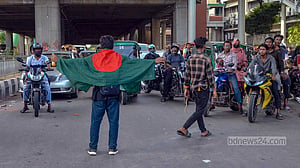ট্রাফিক নিয়ন্ত্রণে শিক্ষার্থী ও সাধারণ মানুষ