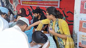 টিএসসিতে গণত্রাণ: ‘আমার প্রবাসী স্বামী ২০ হাজার টাকা পাঠিয়েছেন, দিয়ে গেলাম’