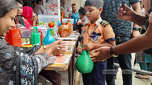বন্যা: জমানো টাকার ব্যাংক নিয়ে আসছে শিশুরাও