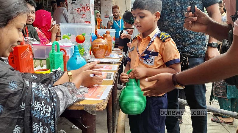 বন্যা: জমানো টাকার ব্যাংক নিয়ে আসছে শিশুরাও