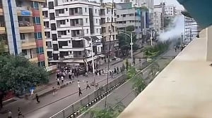 উত্তরায় আন্দোলনকারীদের সঙ্গে পুলিশের সংঘর্ষ