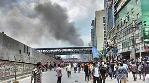 উত্তরার সড়কে আন্দোলনকারীরা, যান চলাচল বন্ধ