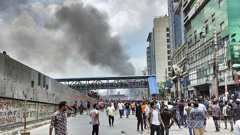 উত্তরার সড়কে আন্দোলনকারীরা, যান চলাচল বন্ধ