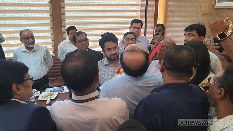 বয়সে তরুণের অধীনে যেভাবে কাজ করতে পারেন
