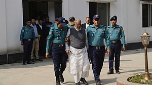 আমুর ৮ ব্যাংক হিসাব অবরুদ্ধ
