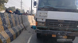 আশুলিয়ায় কভার্ডভ্যান চাপায় নারীর মৃত্যু